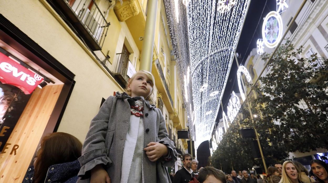 Una niña observa el espectáculo de luz y sonido de Cruz Conde en las Navidades de 2019