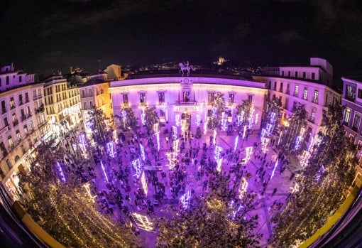 Imagen desde arriba del encendido de luces de navidad de Granada este martes en la plaza del Carmen de Granada