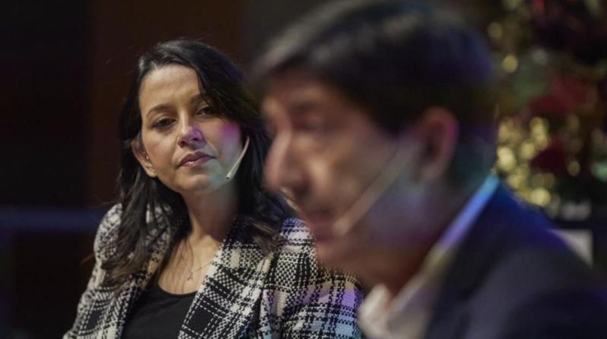 La presidenta de Cs, Inés Arrimadas ayer junto al vicepresidente andaluz, Juan Marín, en un coloquio en Sevilla