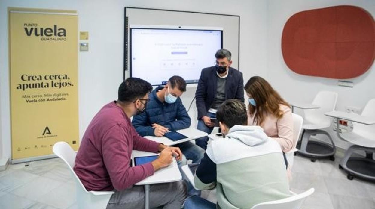 El centro de Vuela de Pilas, primero de Andalucía en ponerse en marcha