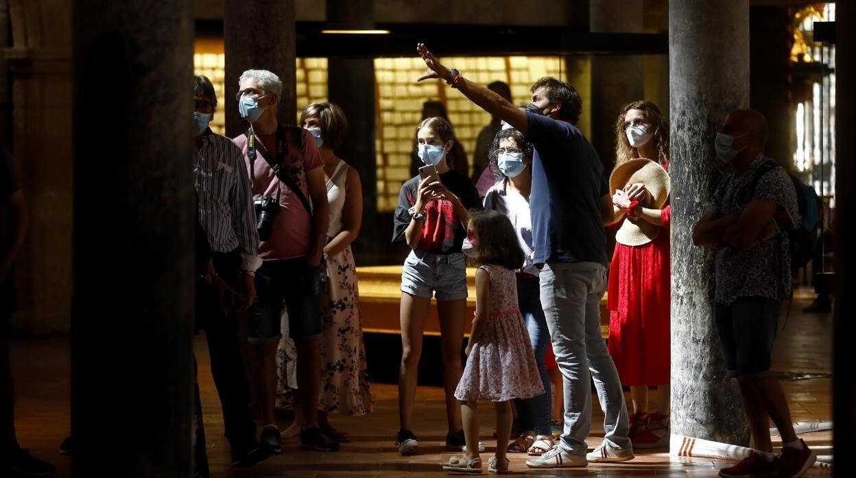 Un guía enseñando a turistas la Mezquita-Catedral de Córdoba