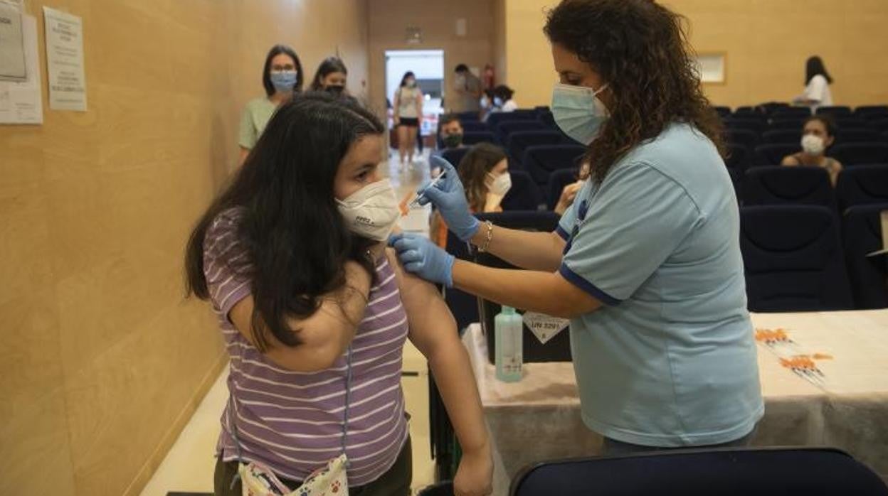 Una sanitaria vacuna a una joven en Córdoba