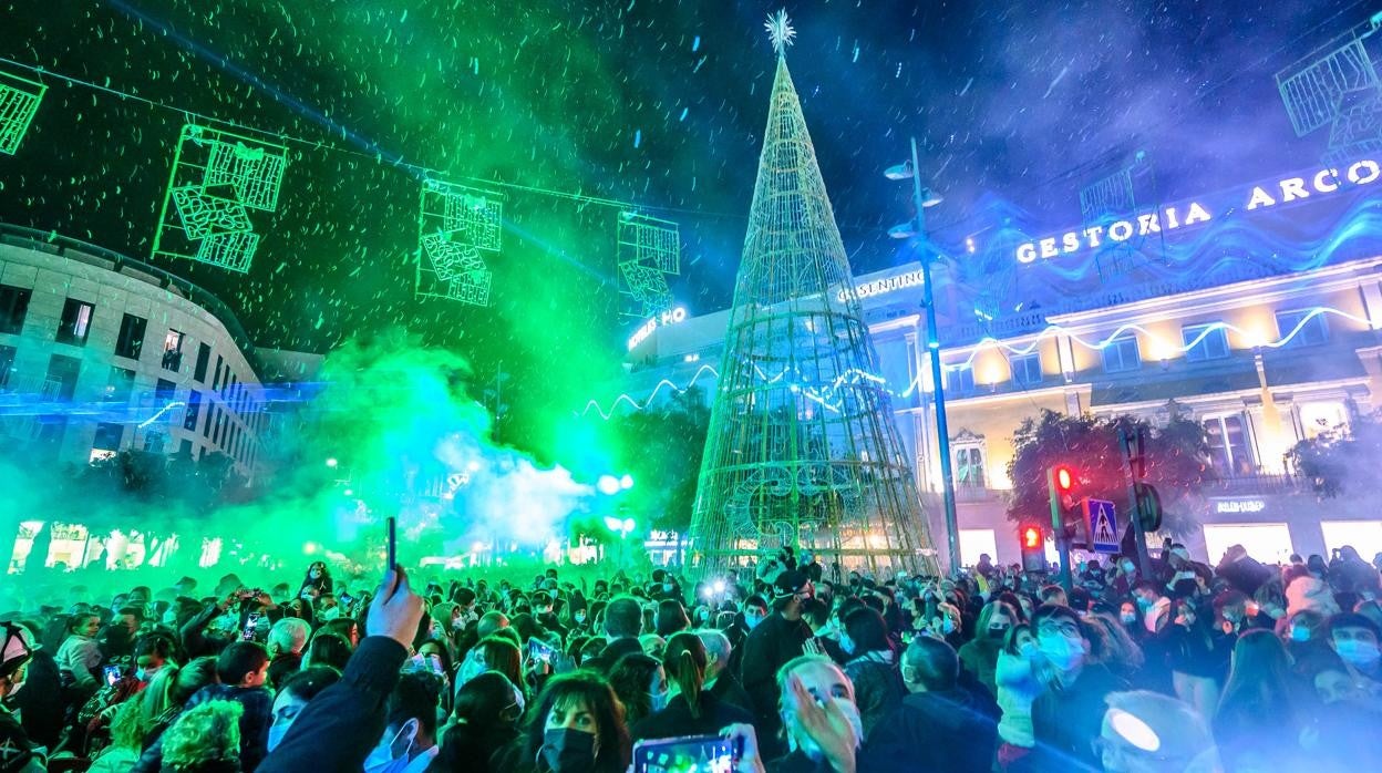 El encendido navideño ha convocado a cientos de personas en el centro de Almería.