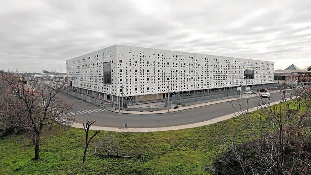 El Centro de Ferias y Convenciones de Córdoba no recibe el acero ni pagando por adelantado