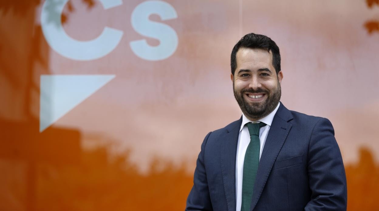 Fran Carrillo, ante la sede de Ciudadanos en Córdoba