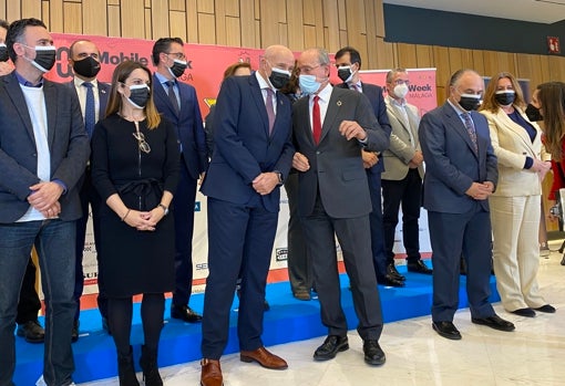 El CEO de Mobile World Capital Barcelona, Carlos Grau, junto al alcalde de Málaga, Francisco de la Torre, y el resto de autoridades