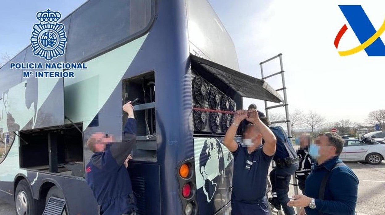 La Policía francesa abriendo el lugar donde estaba oculto el hachís