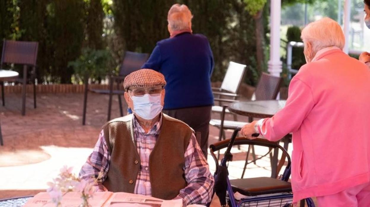 Imagen de archivo de ancianos en una residencia de mayores