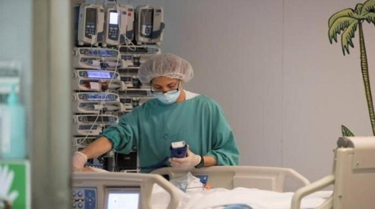 Una sanitaria atiende a un paciente en el hospital