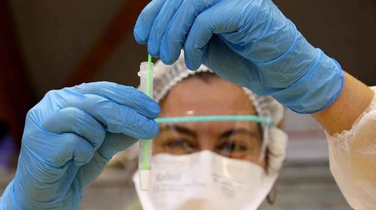 Una sanitaria realiza una prueba del Covid