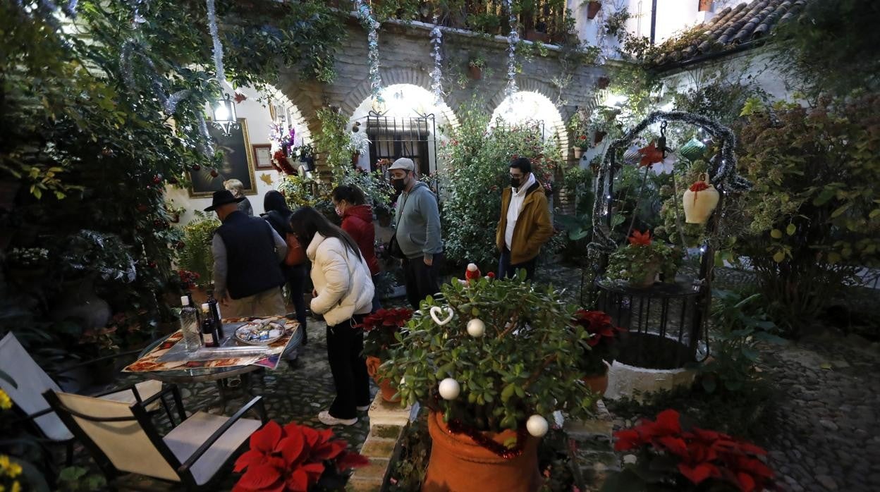 El patio de Parras, 8, decorado para la Navidad