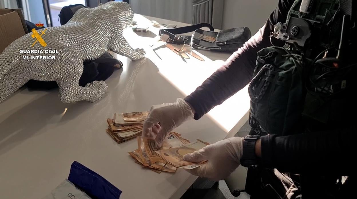 Un agente cuenta parte del dinero intervenido en uno de los resgistros al clan de «Los Titi»