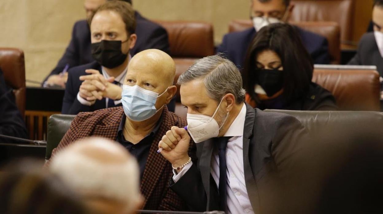 El consejero Javier Imbroda charlando con el consejero Juan Bravo en una imagen reciente