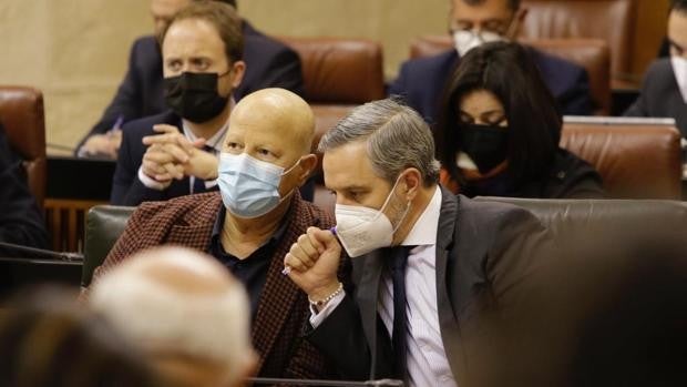 Al consejero Imbroda se le saltan las lágrimas tras darle ánimo un diputado del PSOE en su lucha contra un cáncer