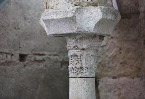 Capitel de una columna en los Baños Árabes de San Pedro