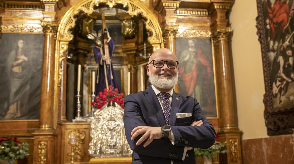 José Antonio Pérez, en la iglesia de Jesús Nazareno, ante el Señor