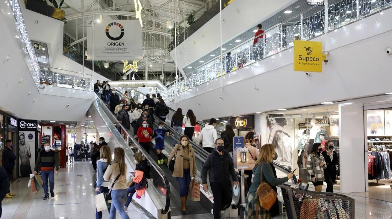 Interior del centro comercial El Arcángel en Córdoba