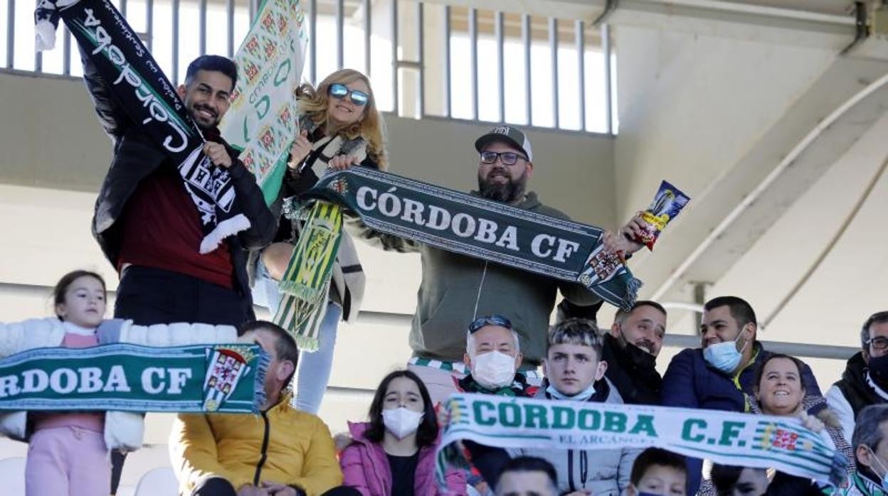 Aficionados blanquiverdes en El Arcángel durante el partido ante el Panadería Pulido