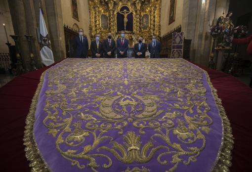 Manto restaurado de la Virgen de las Lágrimas en su Desamparo