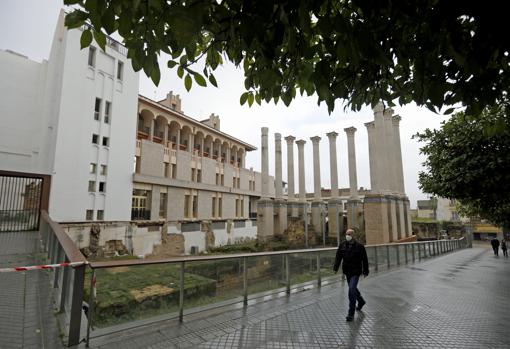 Un hombre pasa delante del Templo Romano de Córdoba