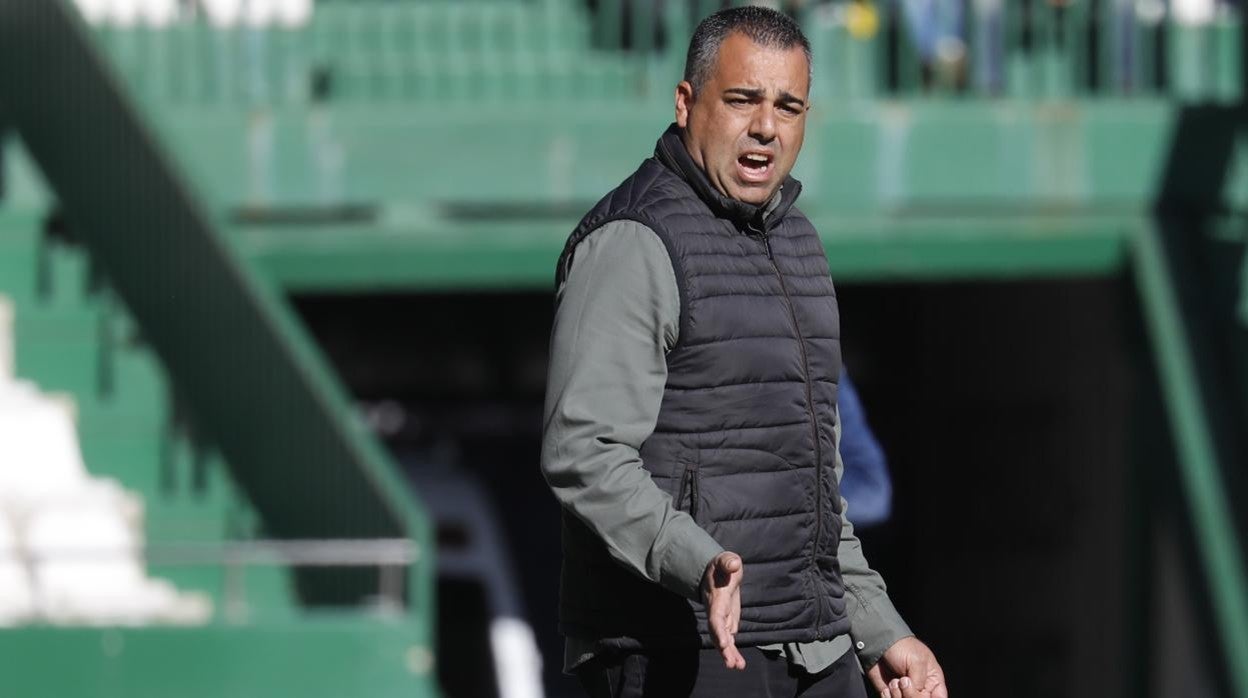 Germán Crespo, en la banda de El Arcángel durante un partido de esta temporada