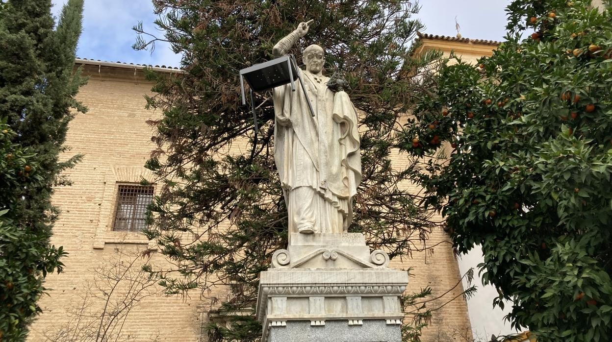 Monumento al obispo Osio de Córdoba en la plaza de Capuchinas, con la silla colocada en las últimas horas