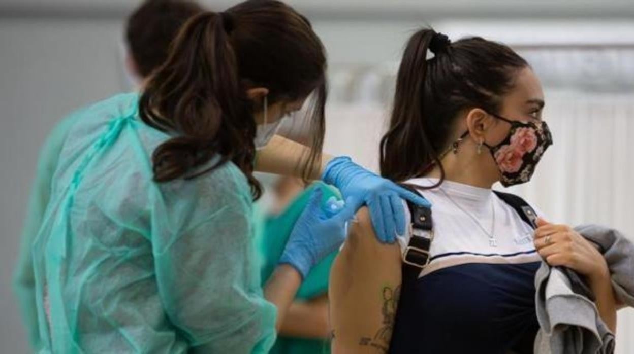 Una mujer recibe la vacuna contra el Covid