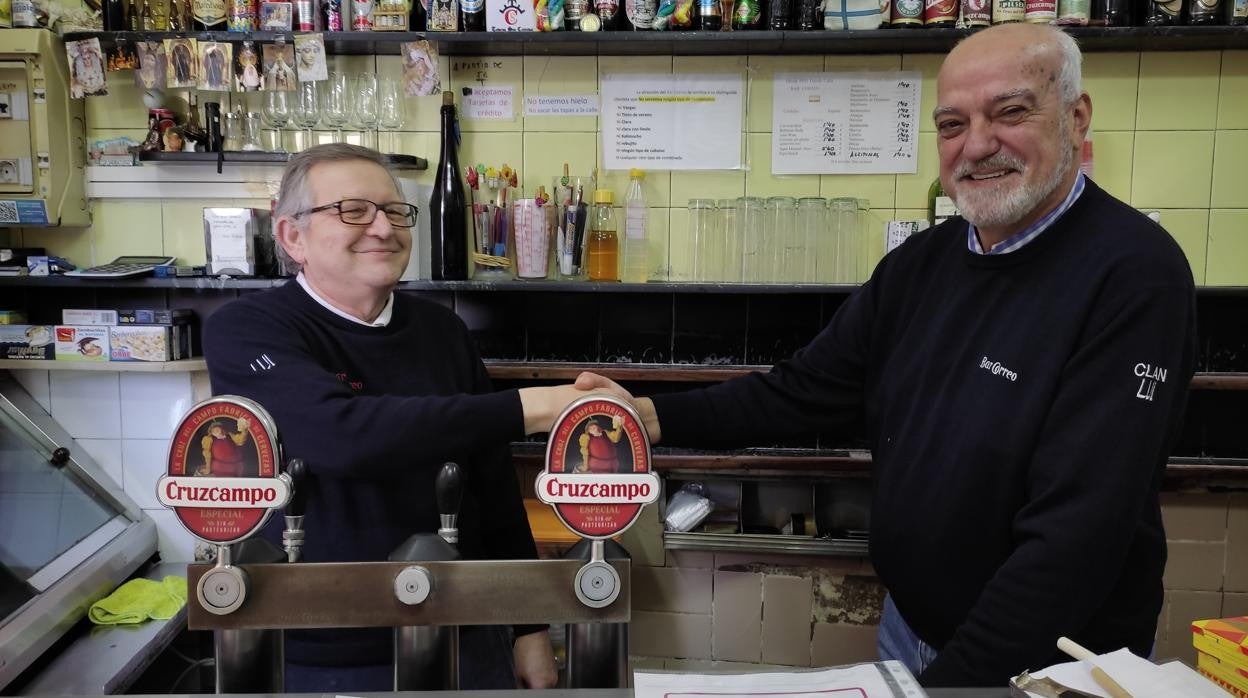 Manolo Carrasco y Manuel Martínez se dan la mano antes del traspaso de poderes en El Correo