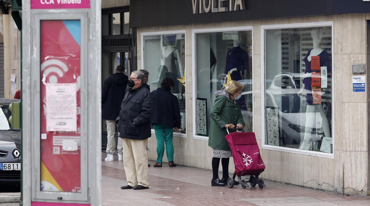 Ambiente en el centro comercial abierto de La Viñuela en Córdoba
