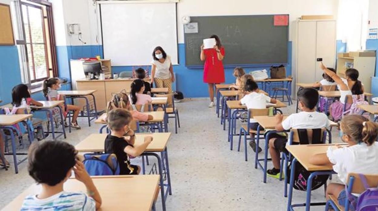 Dos profesoras dan clases a unos niños en un colegio de Andalucía