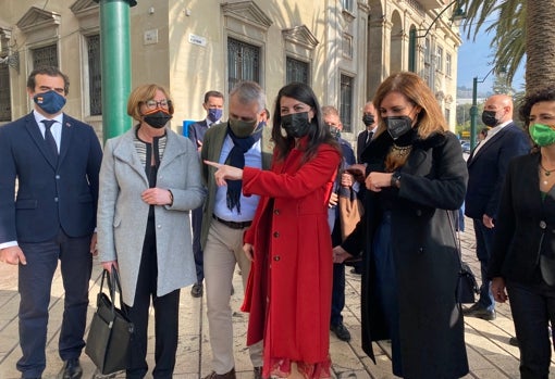 Olona ha estado acompañada por los diputados y parlamentarios autonómicos por Málaga, así como por el presidente de la formación en la provincia, Antonio Sevilla