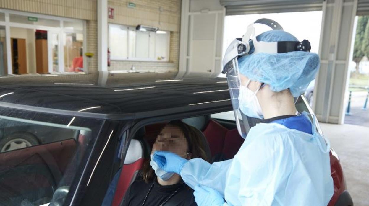 Toma de muestras para prueba PCR en un hospital sevillano
