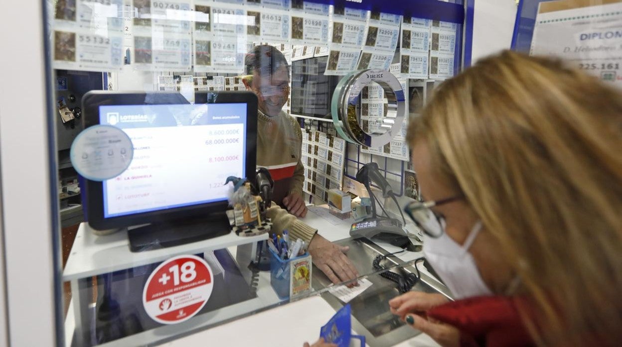 Una mujer compra lotería en una administración de Córdoba