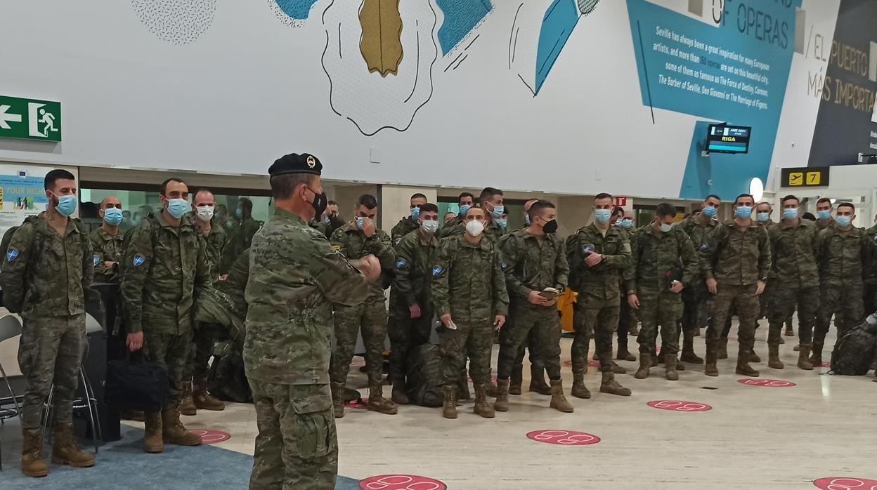 Los militares de la Brigada, esta madrugada en el Aeropuerto de San Pablo