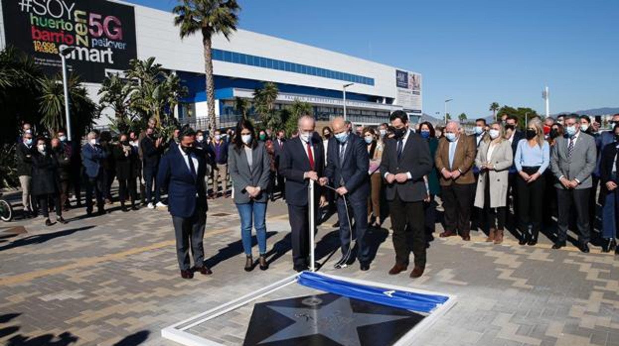 Javier Imbroda con el alcalde de Málaga, Francisco de la Torre, y el presidente andaluz, Juanma Moreno, al descubrir la estrella