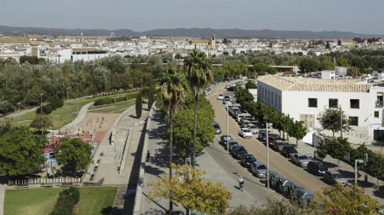 El edificio de apartamenots turísticos en el Campo de la Verdad frente al río