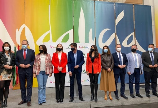 Marín, junto a los delegados territoriales de Turismo en la sede de Turismo Andaluz