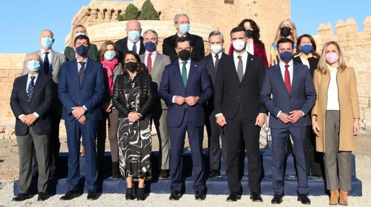 Los miembros del consejo de Gobierno posan en la Alcazaba de Almería antes de la reunión