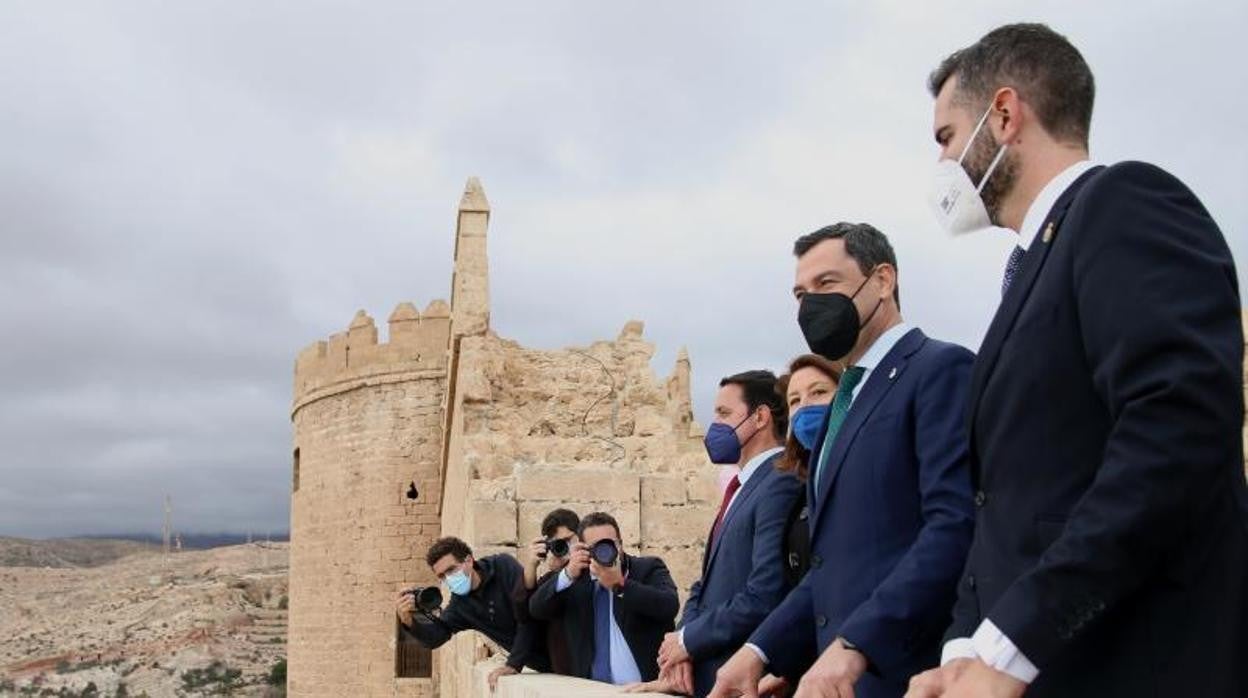 Moreno posa en la Alcazaba de Almería, donde la Junta de Andalucía celebró ayer su Consejo de Gobierno
