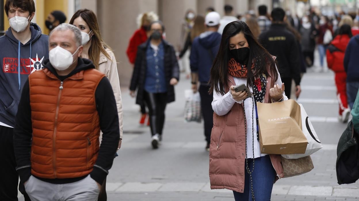 Una joven pasea por la calle Gondomar, en el Centro de Córdoba