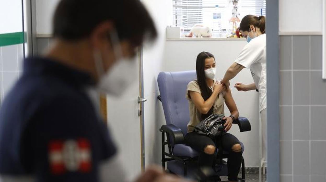 Una joven se vacuna contra el Covid en Córdoba