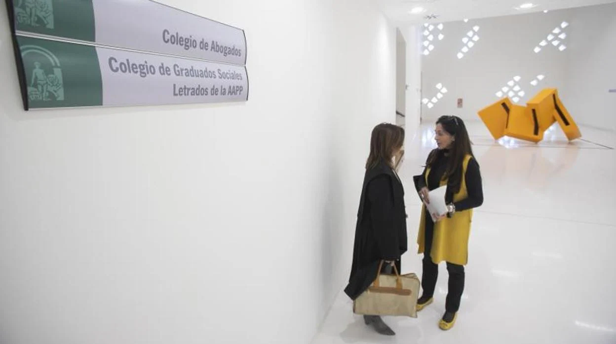 Dos letradas en la planta primera de la Ciudad de la Justicia de Córdoba