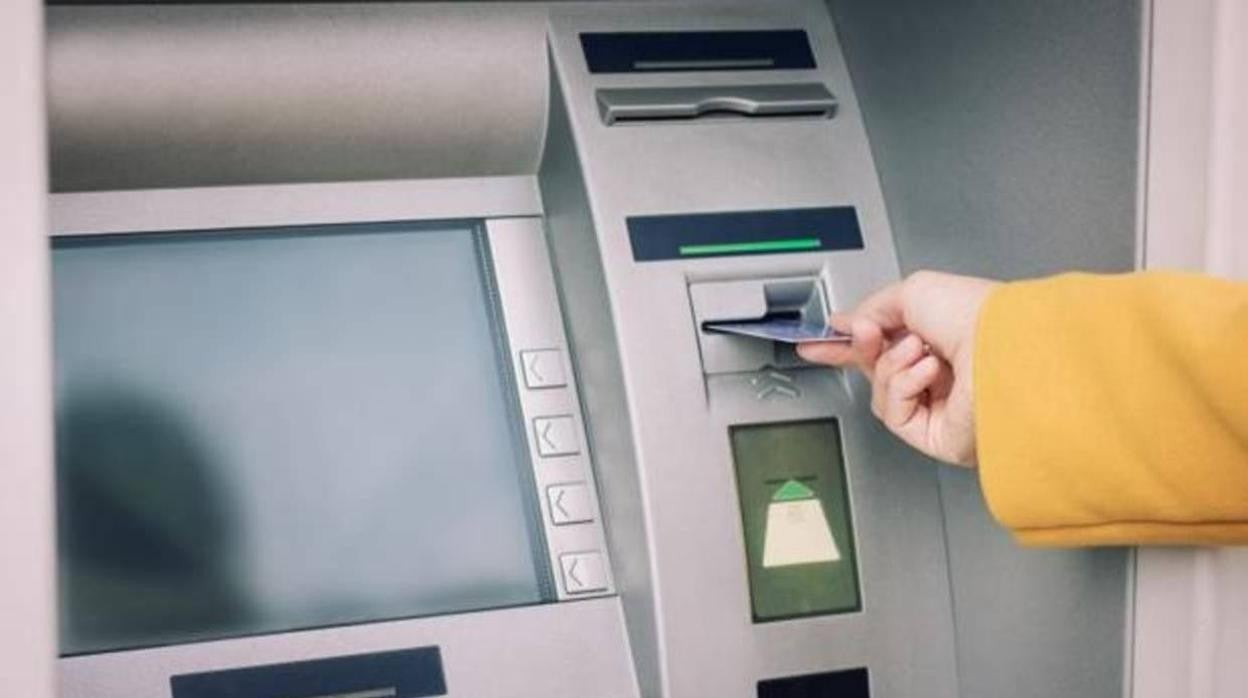 Una persona usa un cajero automático en una imagen de archivo