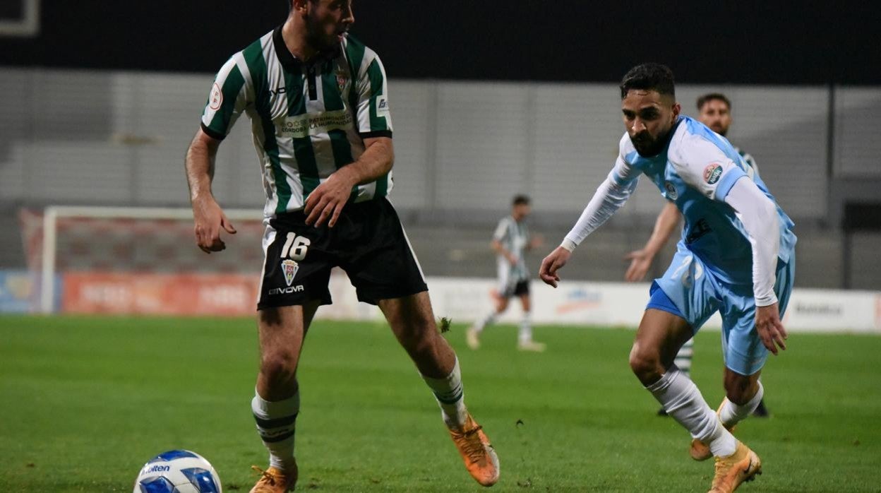 Carlos Puga ante Hazza, en una acción del Riffa-Córdoba CF de este lunes en Baréin