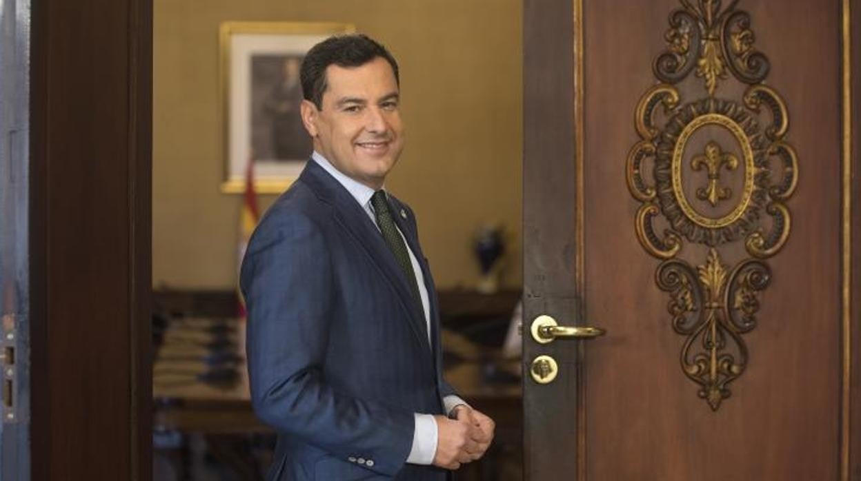 Juanma Moreno en el transcurso de la entrevista