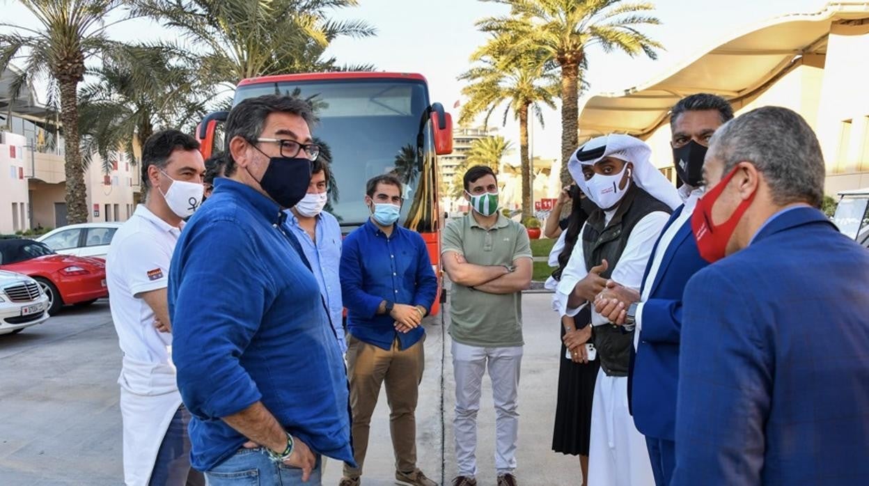 El consejero delegado del Córdoba CF, Javier González Calvo (izquierda), en Baréin