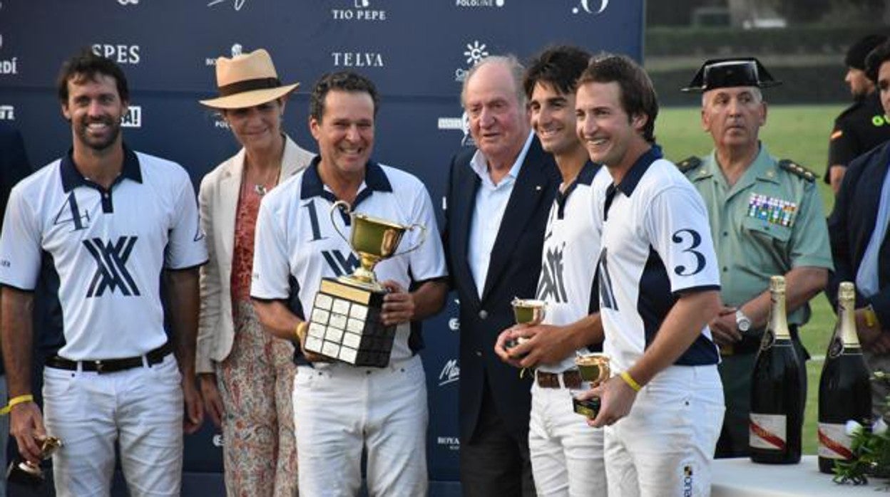 Iñigo Zóbel recibiendo uno de los trofeos del verano de manos de Don Juan Carlos de Borbón