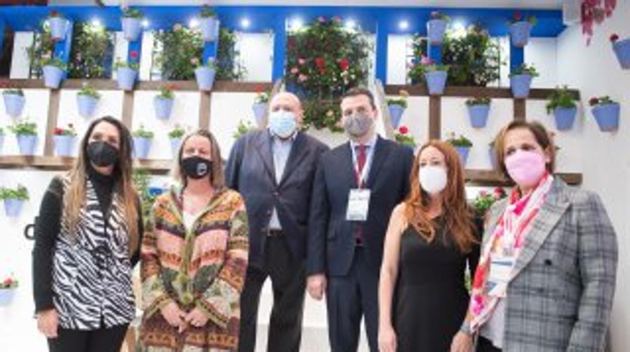 El alcalde, con otras autoridades y el presidente de la Asociación de Amigos de los Patios