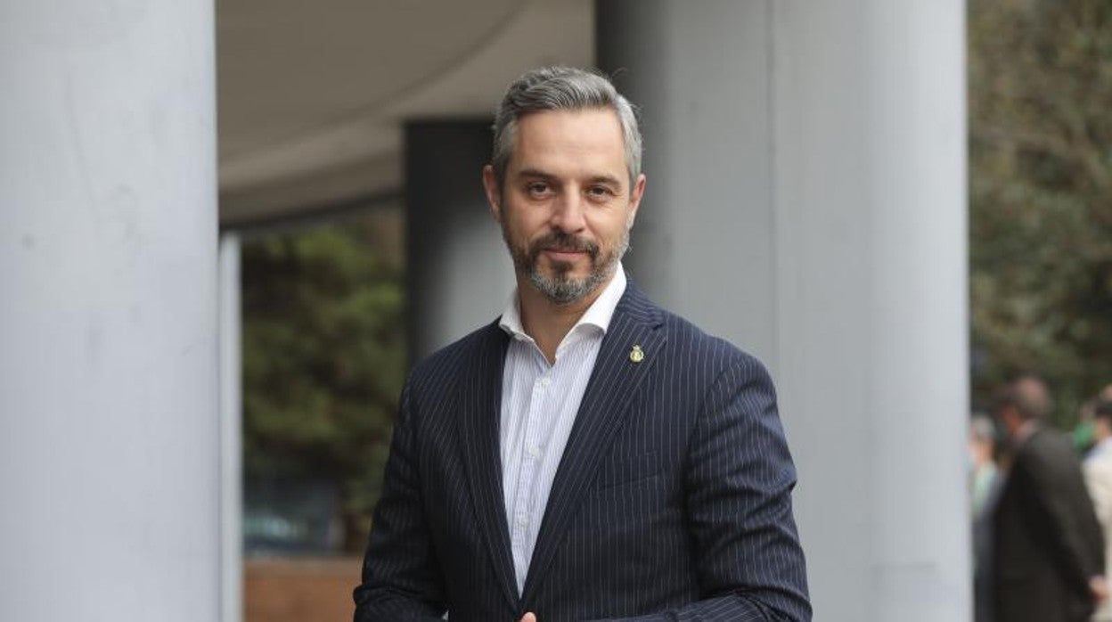 El consejero de Hacienda Juan Bravo, sobre estas líneas, se ha reunido con su homólogo murciano Luis Alberto Martín