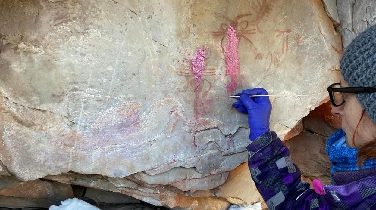 Un técnico restaura las figuras objeto de vandalismo